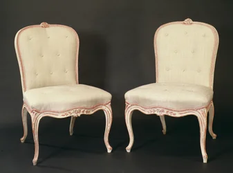 Paar wit geschilderde Hepplewhite stoelen in Franse stijl, ca.1775